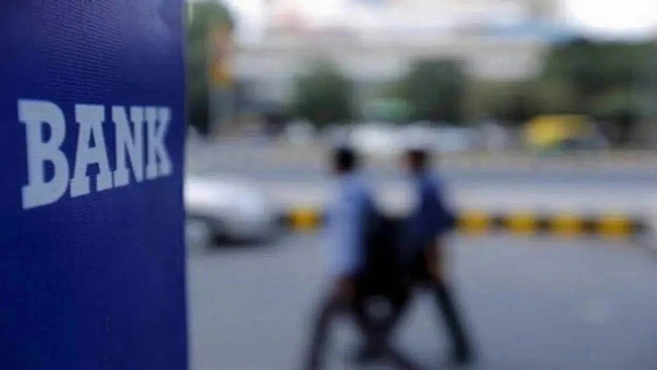 नवंबर 2025 में बैंक बंद: 11 दिनों के अवकाश, कर्नाटक और पंजाब में विशेष त्योहार